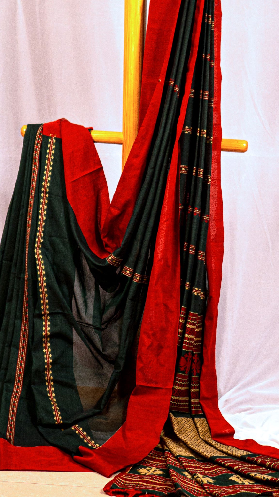 Handloom Pure Cotton Ethnic Motifs Red Dark Green Saree - A Shade of Green From The Land of Jewels